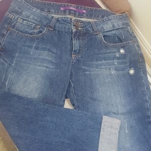 CPink distressed capri jeans